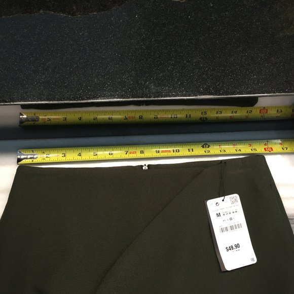 Zara (M) Dark Green Short Skirt with Front Detail and Hidden Pockets - Picture 3 of 7